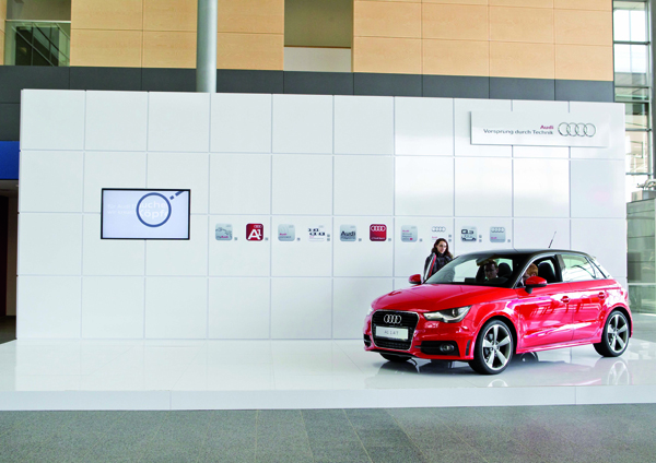 AUDI在2012年德國漢諾威的CeBIT電子展中以「Audi Connect」為品牌所擺出的大型攤位。一家車廠在電子與資訊專業展中以主力廠商的姿態大陣仗的露出，讓人很難不感受到他們「玩真的」的野心。