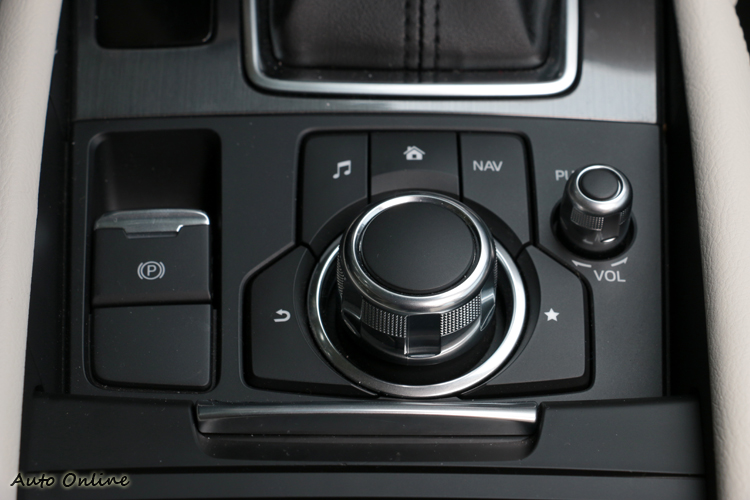 新年式Mazda 6 換上MZD Connect影音系統，操作方式與BMW iDrive有些雷同。
