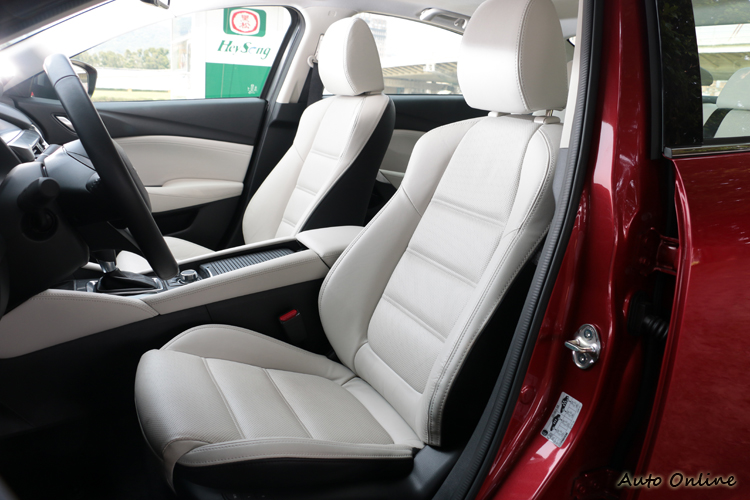 新年式Mazda 6座椅泡棉以及腿部支撐性大幅度提升。