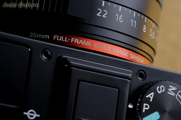 35mm 全片幅的感光元件，畫質好且能支援更高 ISO。