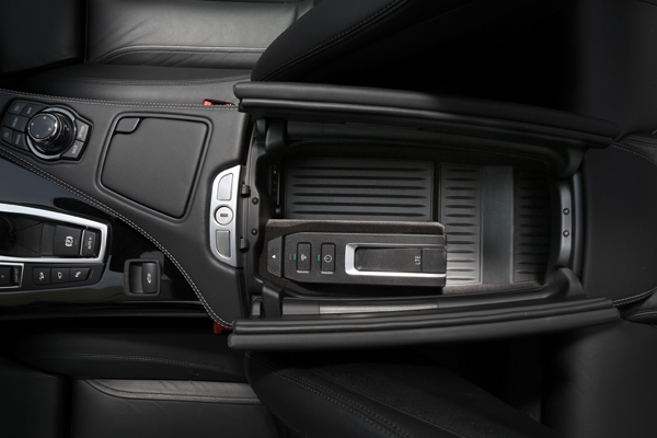 BMW的LTE Hotspot，是一個插有SIM卡、內建電池與USB插口的高速網路熱點模組。除了平常放在車上使用外，車主也可以將其拆下帶出車外。該模組中的充電電池可以讓熱點周圍的無線網路持續運作半個小時，車主可趁這過程中將熱點模組帶進家裡或辦公室並插上USB電源，將汽車到室內的無線網路環境完美無縫連結。