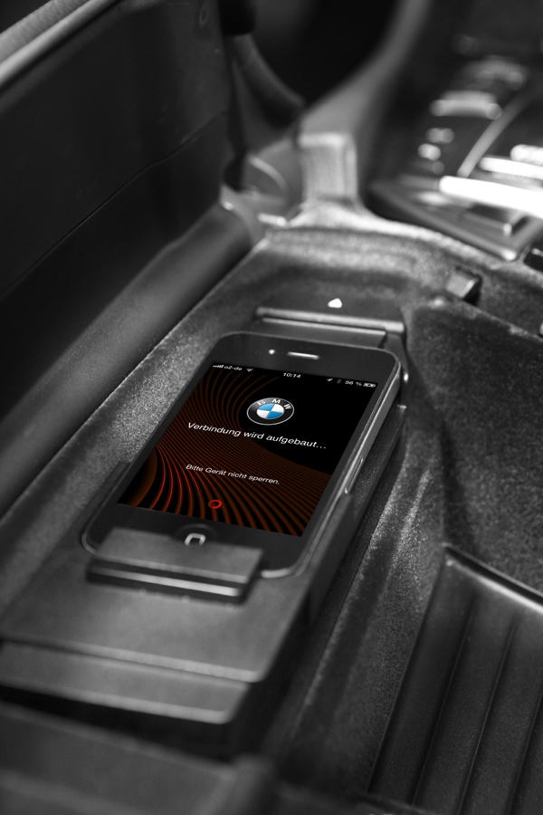 手機的車充座怎已不是什麼值得訝異的配備。但是如果手機裝到座充上後，螢幕中的資訊會同步顯示在車內資訊娛樂系統的螢幕上時，這可就方便許多了。