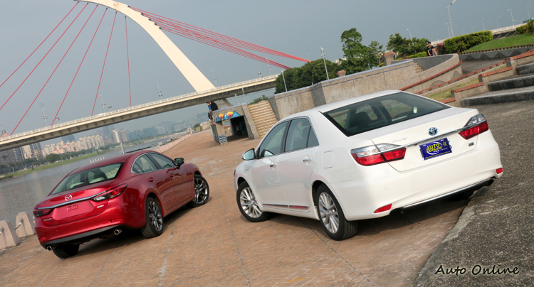 混合動力可以搭配汽油或者柴油引擎加上電動馬達，Toyota Camry Hybrid選擇汽油引擎作為動力來源。