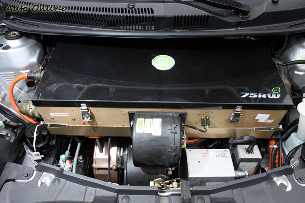 引擎室已被電動馬達所取代,密密麻麻的線路確實讓人有點擔心。