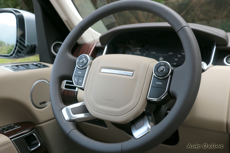 方向盤左右的快捷鍵增添便利性。