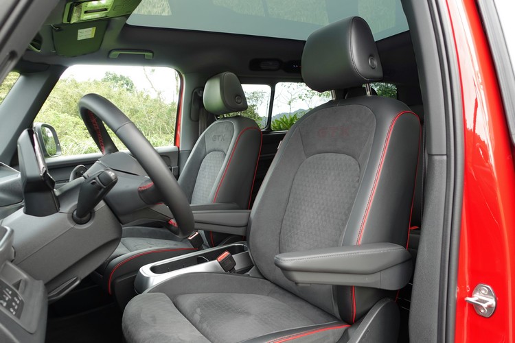 除了GTX專屬字樣和紅色縫線滾邊,雙前座還標配休息扶手和按摩功能。