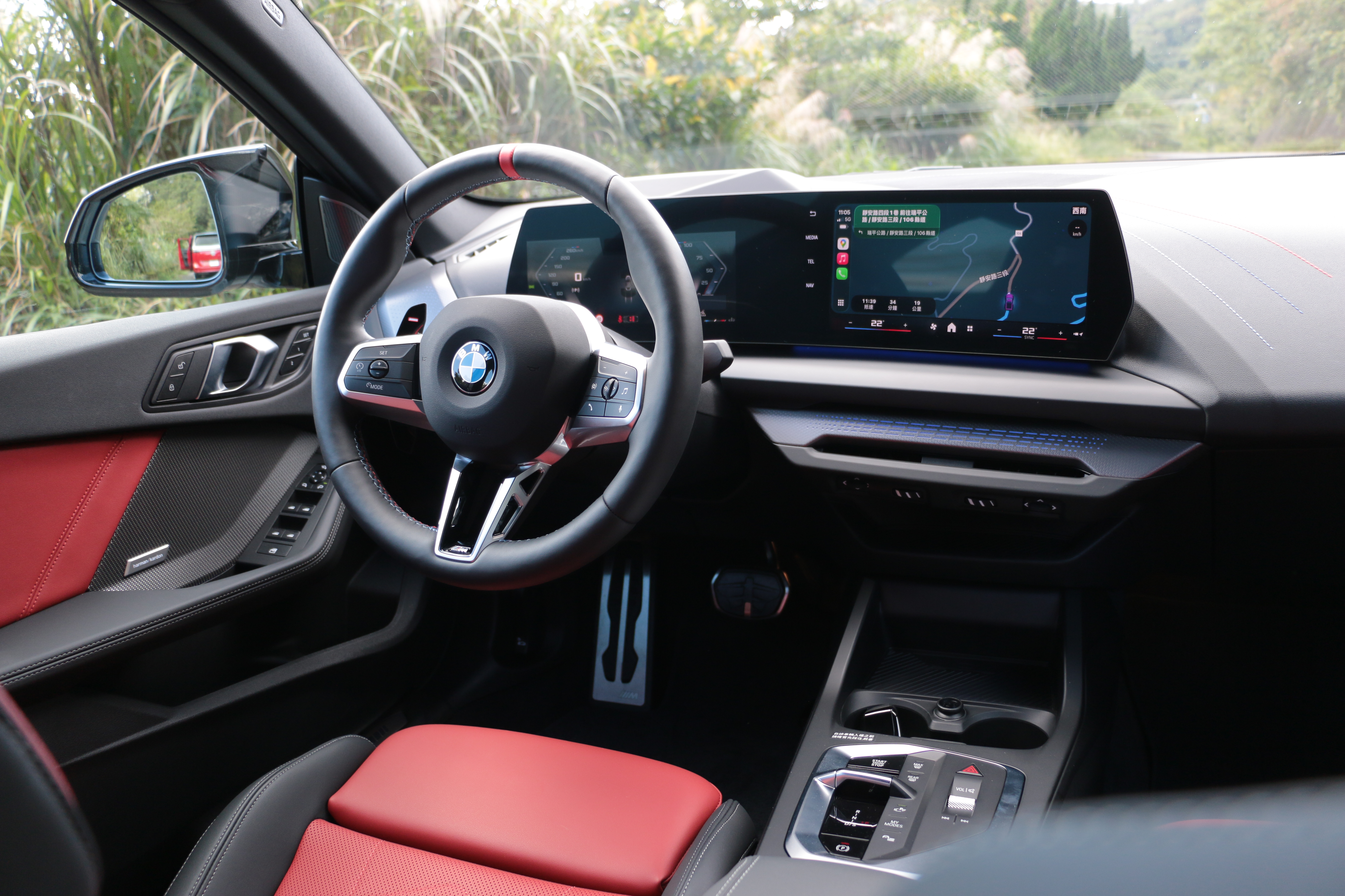 M235延續 BMW 一貫俐落的駕駛導向配置，但在細節之中加入更多 M Performance 的氣息。