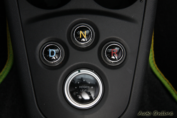 排檔位置只有三個按鈕跟一顆旋鈕,按鈕為倒檔(R)、空檔(N)、前進檔(D),後方的旋鈕則為控制回充效率,當效率越高檔煞的效果越明顯。