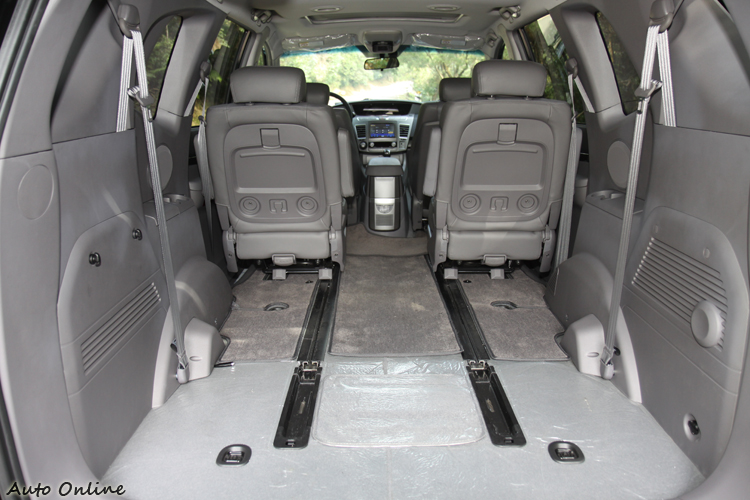 有重度載物需求者也可輕易的將第三排座椅卸下以增加空間。