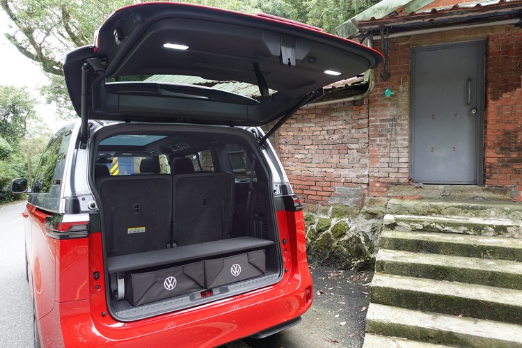 車長軸距的優勢下,即使在滿座仍能提供足夠的行李空間。