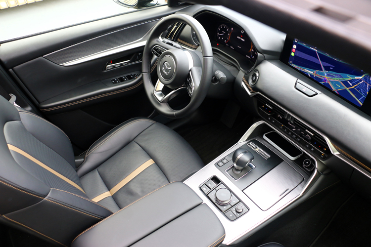 《車內感受到的是乾淨，不複雜、不浮誇、不亂堆科技。》