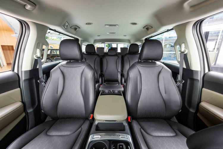 八人座的第二排雖然較七人座稍微擁擠,不過卻也因此讓它兼有載人載物的強大優勢。