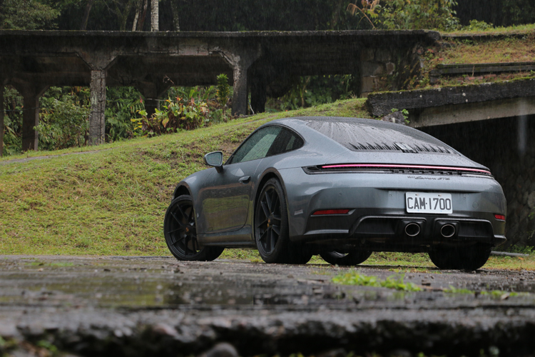 車尾則維持了 911 標誌性的橫貫式尾燈，但排氣尾管位置更向中央靠攏，配合重新設計的擾流擴散板，營造出一種更低矮、更寬闊的戰鬥姿態。