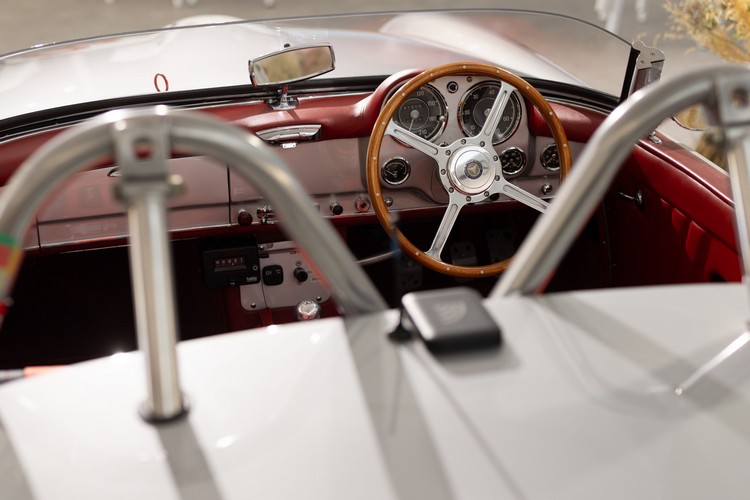 出現在今年澳洲大獎賽Mercedes-AMG貴賓廳的1957 W127 220 SL敞篷車,是該批實驗原型車之中唯一一輛採用右駕設計的車。