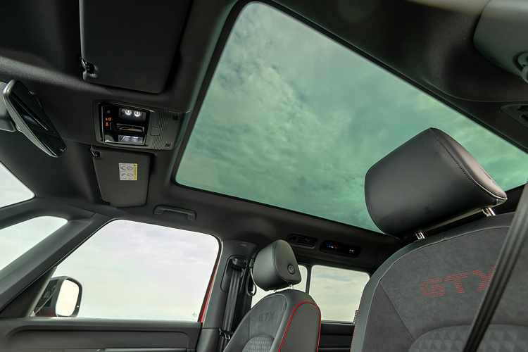 Smart Glass智能可變色全景玻璃車頂,只需一指滑過控制面板,就能切換透明和隱私模式。