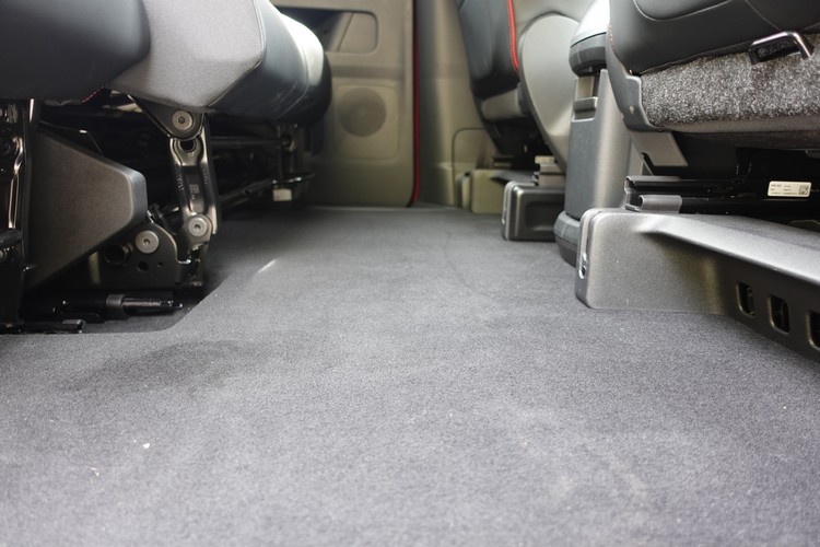平整化地板設計讓車室空間更舒適、更易於使用。