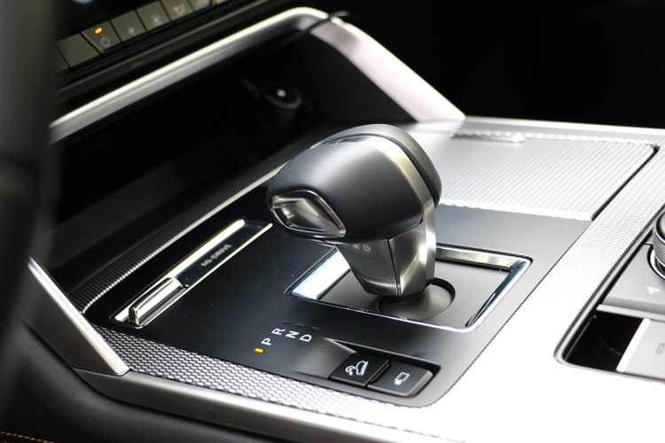 《極簡的排檔桿造型，完美詮釋車內的設計感。》