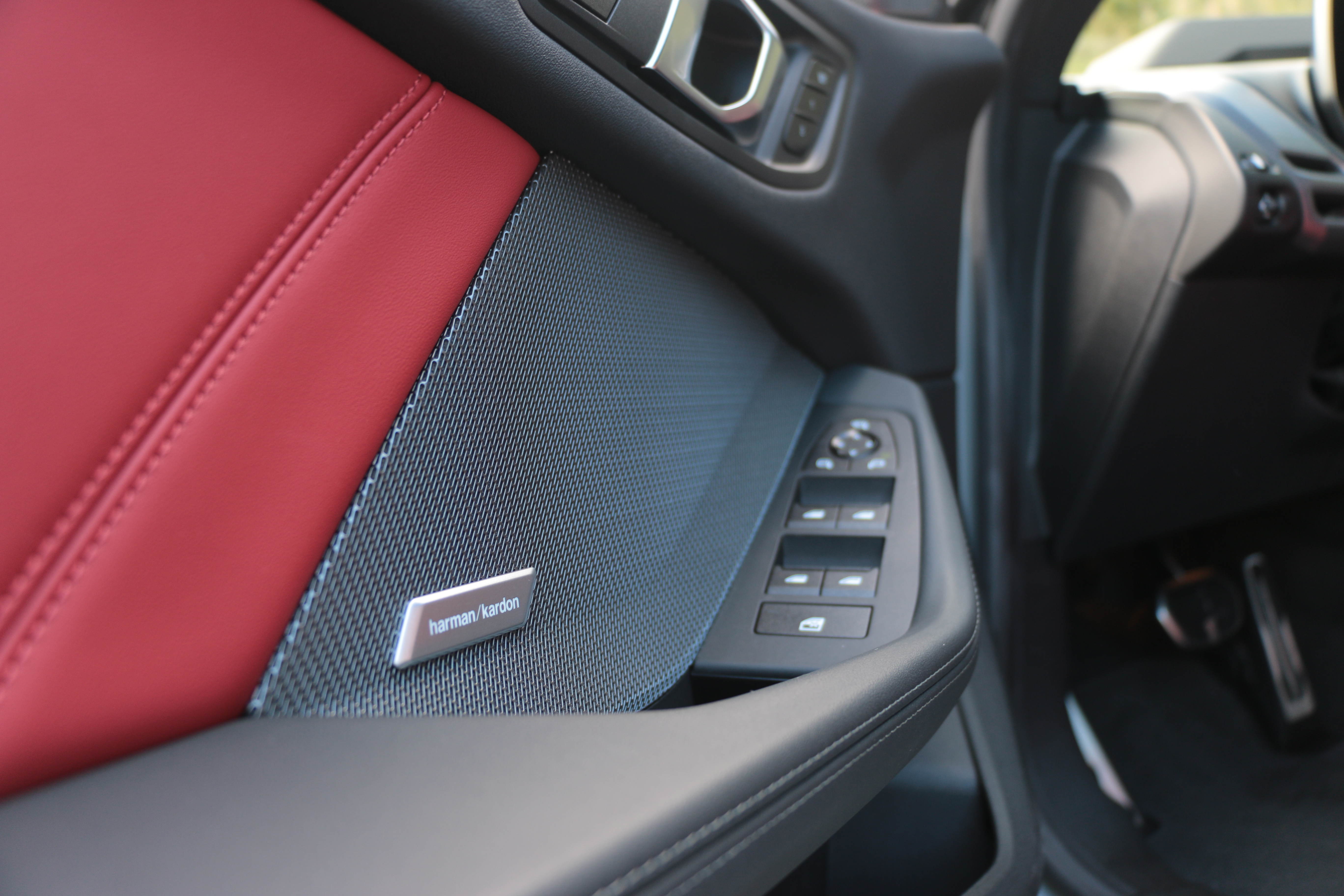 雖然很想只用引擎聲浪伴隨開車時光，當高檔的音響揚聲器還是不可少。