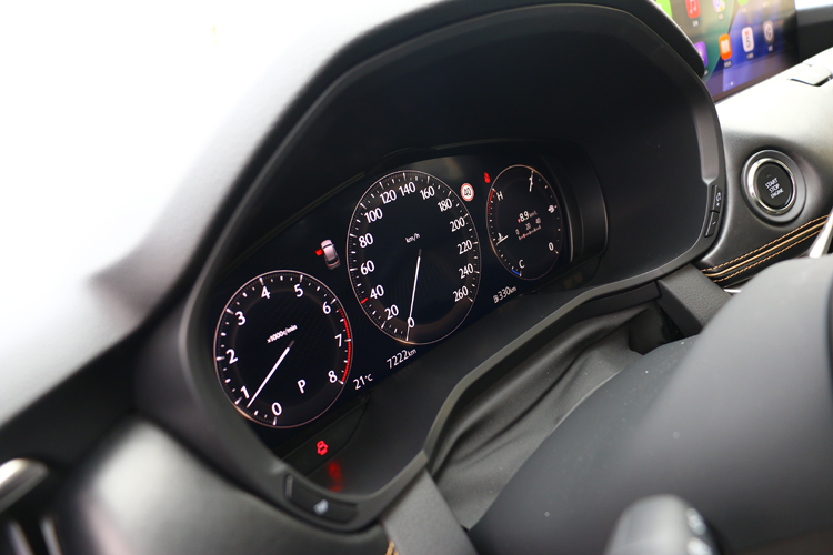 《12.3吋儀表板，維持傳統的指針顯示，突破中保留汽車歷史的經典元素。》