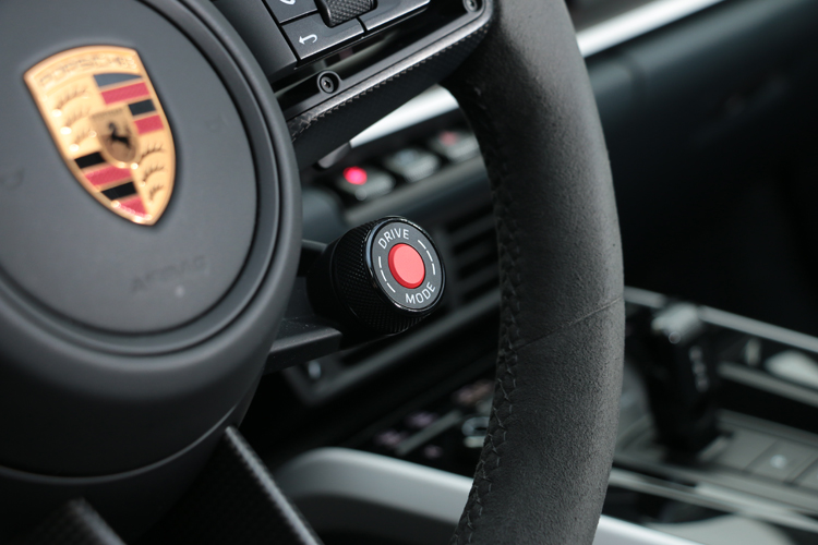 別輕易嘗試按下紅色按鈕，它可以給你十秒時間逃脫任何困境。