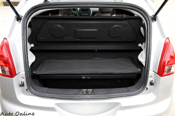 後車廂被電池占掉一大半,擺放的行李空間有限。