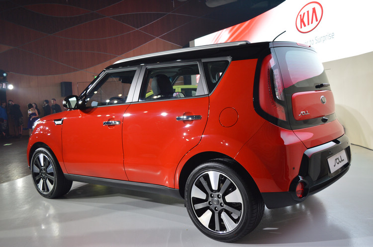 台灣森那美起亞在2014年正式成立後,首批引進的產品就包括第二代Kia Soul,並且開出86.98萬~96.98萬的價格。