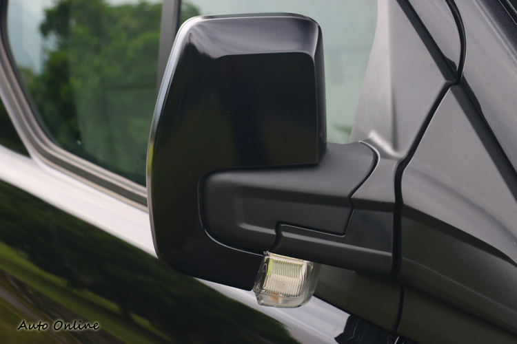 具備轉向指示功能的後視鏡利用兩種材質交替營造出更佳的質感。