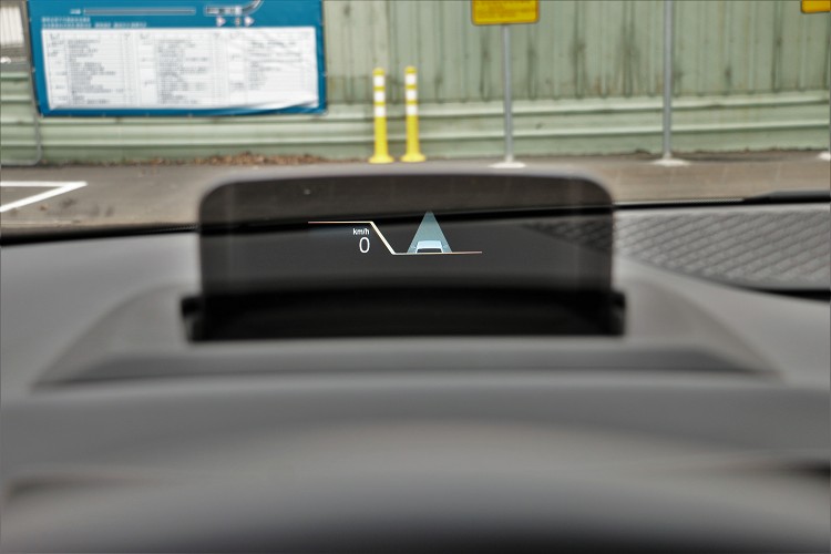 車況抬頭顯示器中可顯現導航、車速以及主動安全車輛狀況。