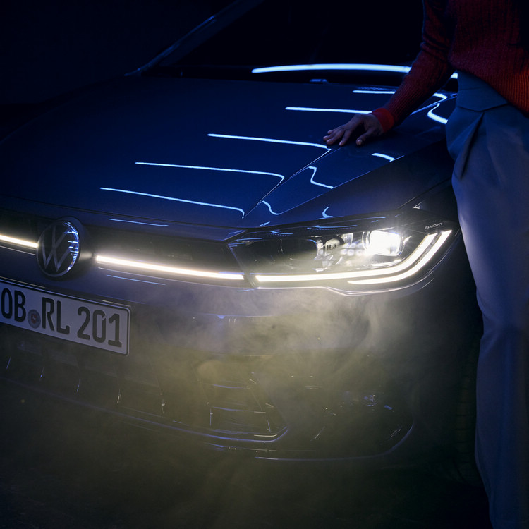 Polo 230 TSI Tech以上車型即標配 IQ.LIGHT 智慧燈組:LED Matrix 矩陣式頭燈,依環境提供最佳照明,安全與科技兼具。