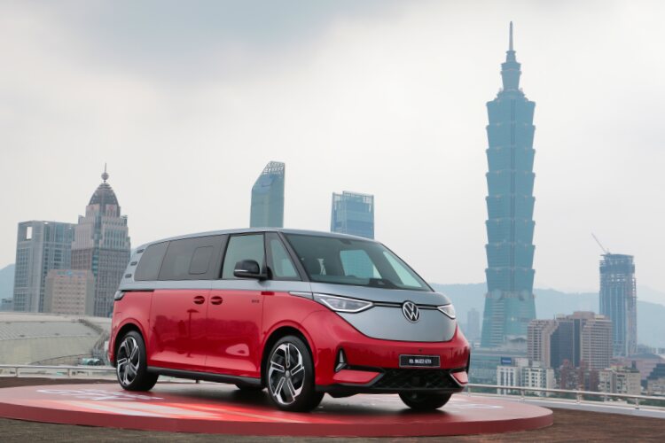 本次新車發表會特別選在高空直昇機停機坪進行,首開國內車壇先例。