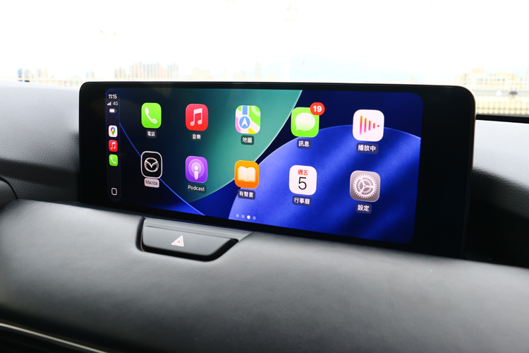 《中控台12.3吋娛樂資訊幕，支援無線Apple CarPlay系統連結。》
