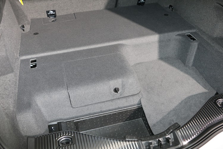 拿掉蓋板就能看得更清楚，油電版除了行李廂容量不如柴油版，也沒有空間容納備胎。