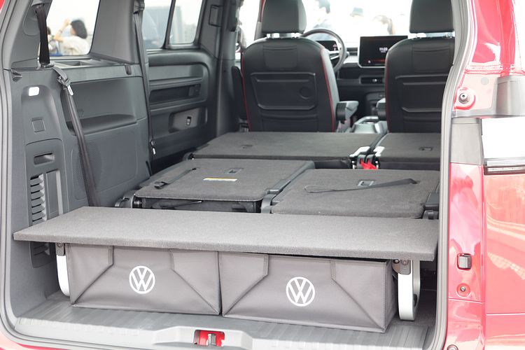 超級寬敞的內部空間,無論載人載物都相當實用。