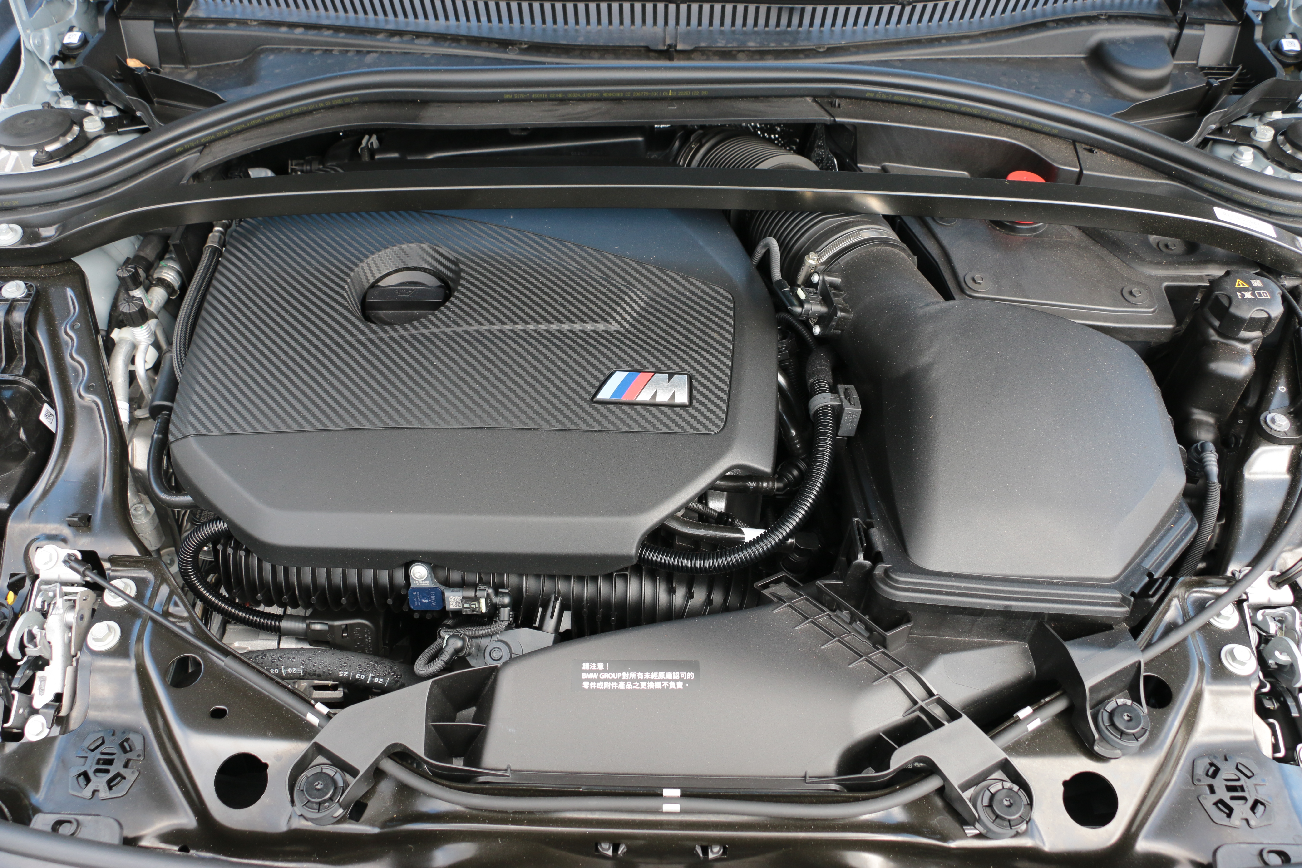 M235搭載 B48 2.0升渦輪增壓引擎，300匹馬力與 400Nm的扭力。