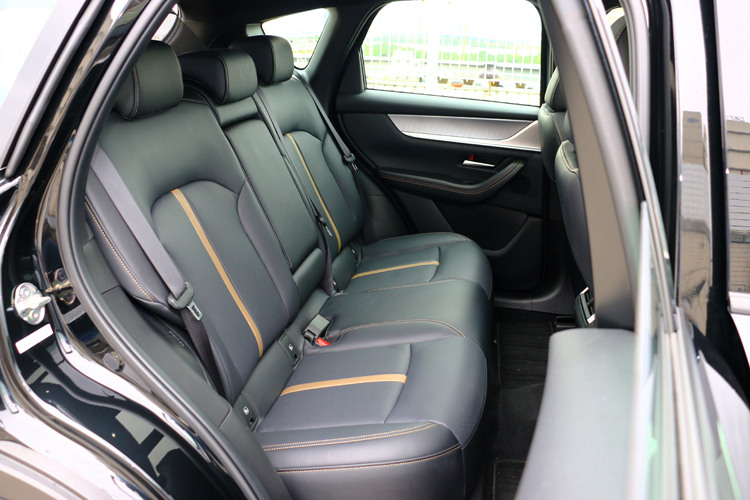 《觸手可及的皮革、飾板、縫線的層次都很細膩，但不會過度設計，它給你的，是一種「自然就應該是這樣」的舒服。》