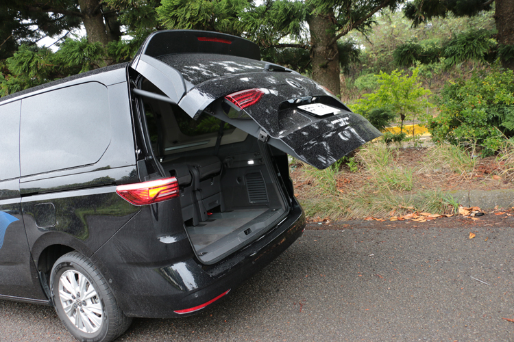 超大面積的後尾門有電動啟閉功能，使用上一點都不費力。