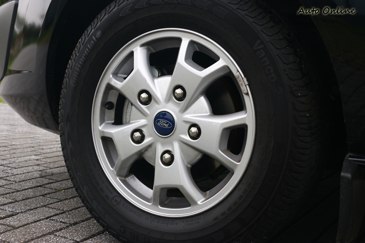 兩款車型皆配備215/65R16配胎。