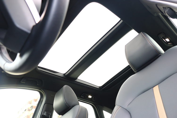 《全景天窗、情境氛圍燈、精心選材的扶手與門板，讓整個駕乘過程像是一種儀式。》
