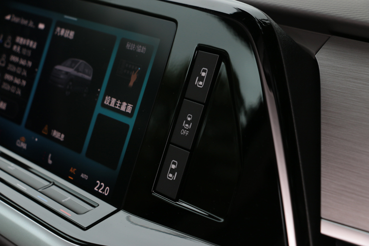 雙側電動滑門設計，讓貴賓上下車更加從容便利，駕駛者可從車內控制左右電動滑門。