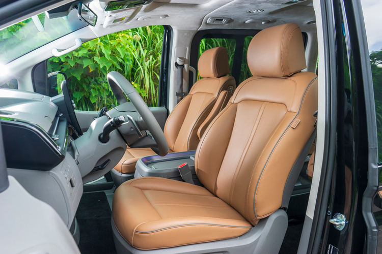 頂規車型配Nappa真皮座椅，駕駛座具12向電動調整。