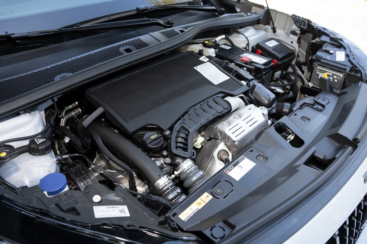 動力單元仍搭載1.2升直列3 缸PureTech 渦輪增壓汽油引擎，但為130hp低馬力輸出版單一設定。