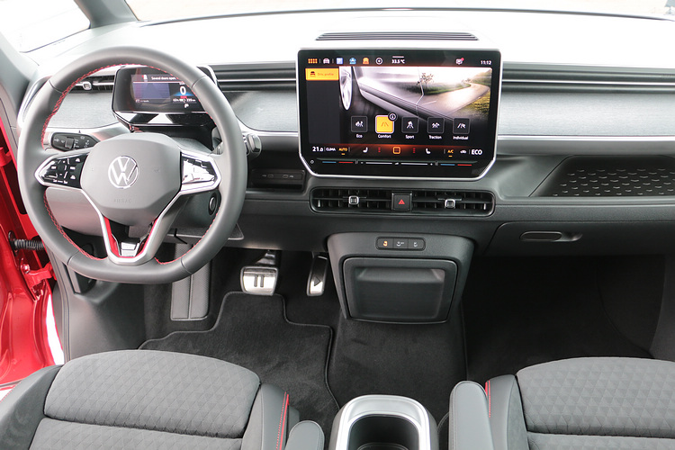 創新智慧及主動安全配備滿上,打造便利科技座艙與全方位行車安全防護。