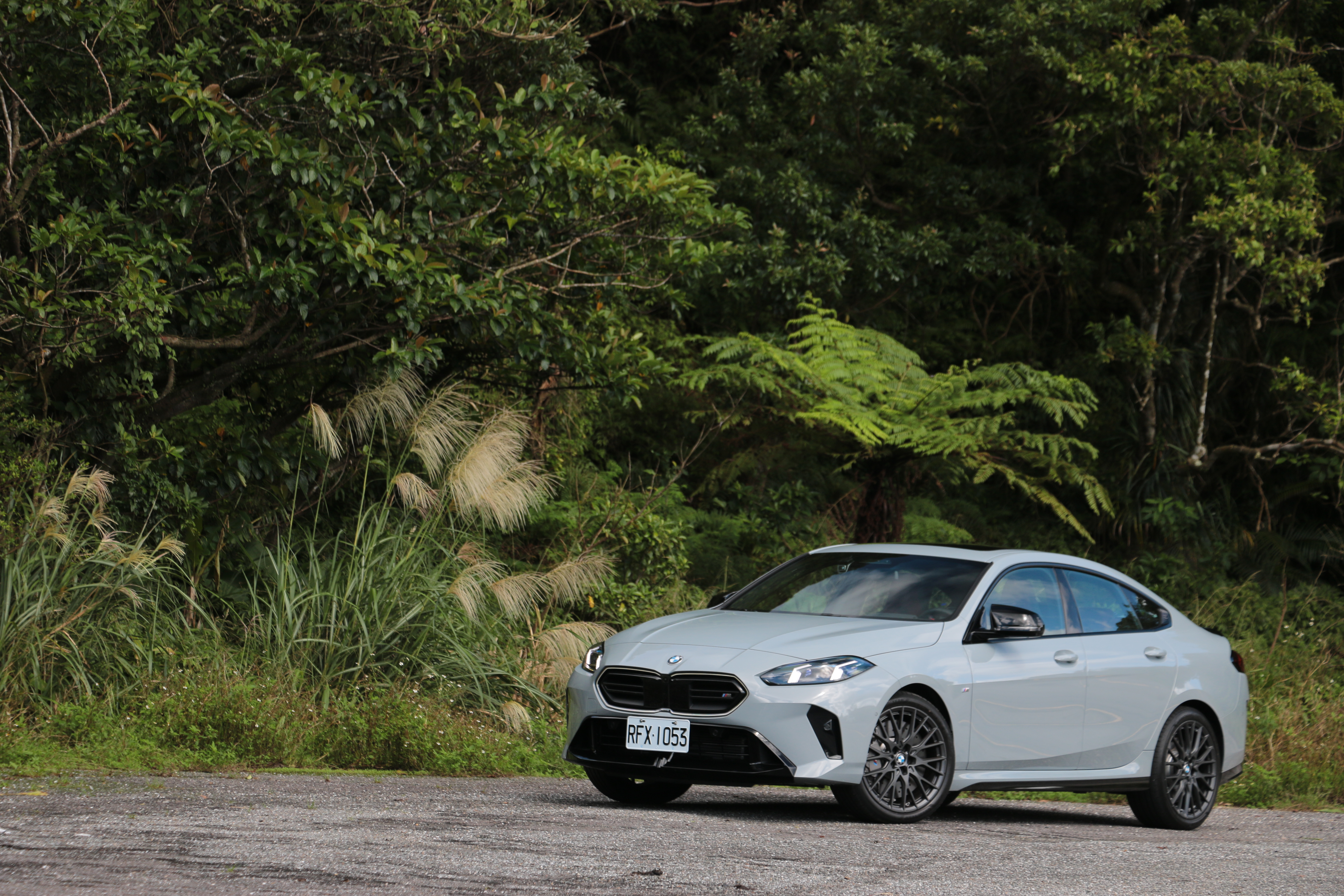 當轉速拉起來，排氣伴隨著微微爆裂聲，這種聲浪不誇張、但非常有情緒