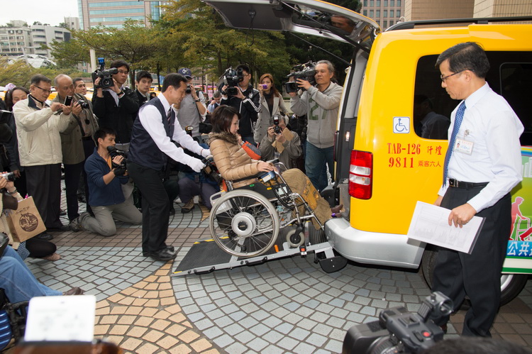 罕病天使楊玉欣立委親自體驗與示範進出程序