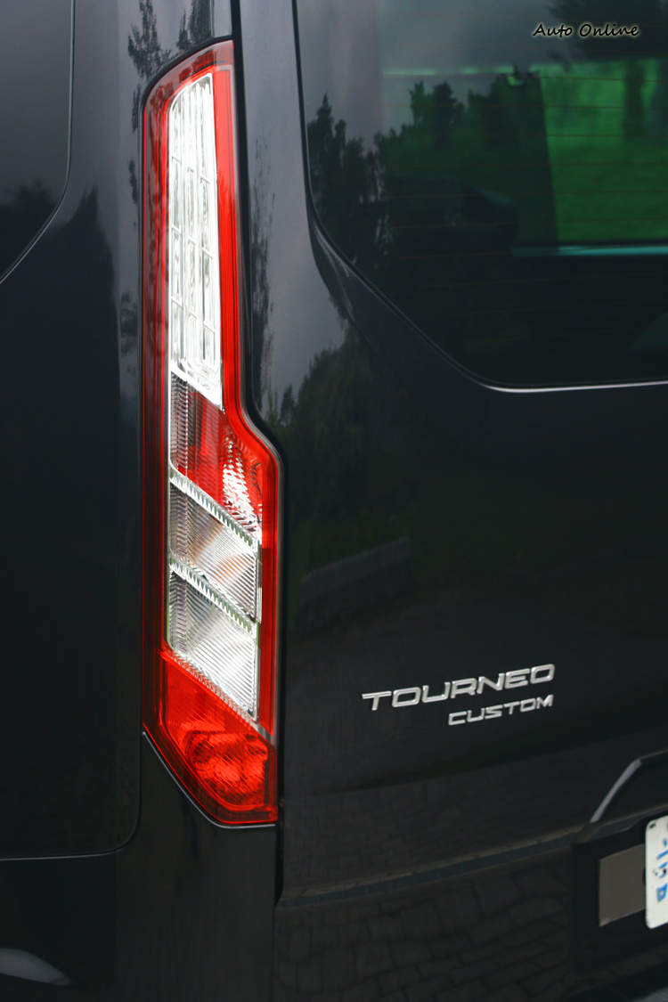 直瀑式後尾燈設計是不是有點賓士V-Class的味道呢?