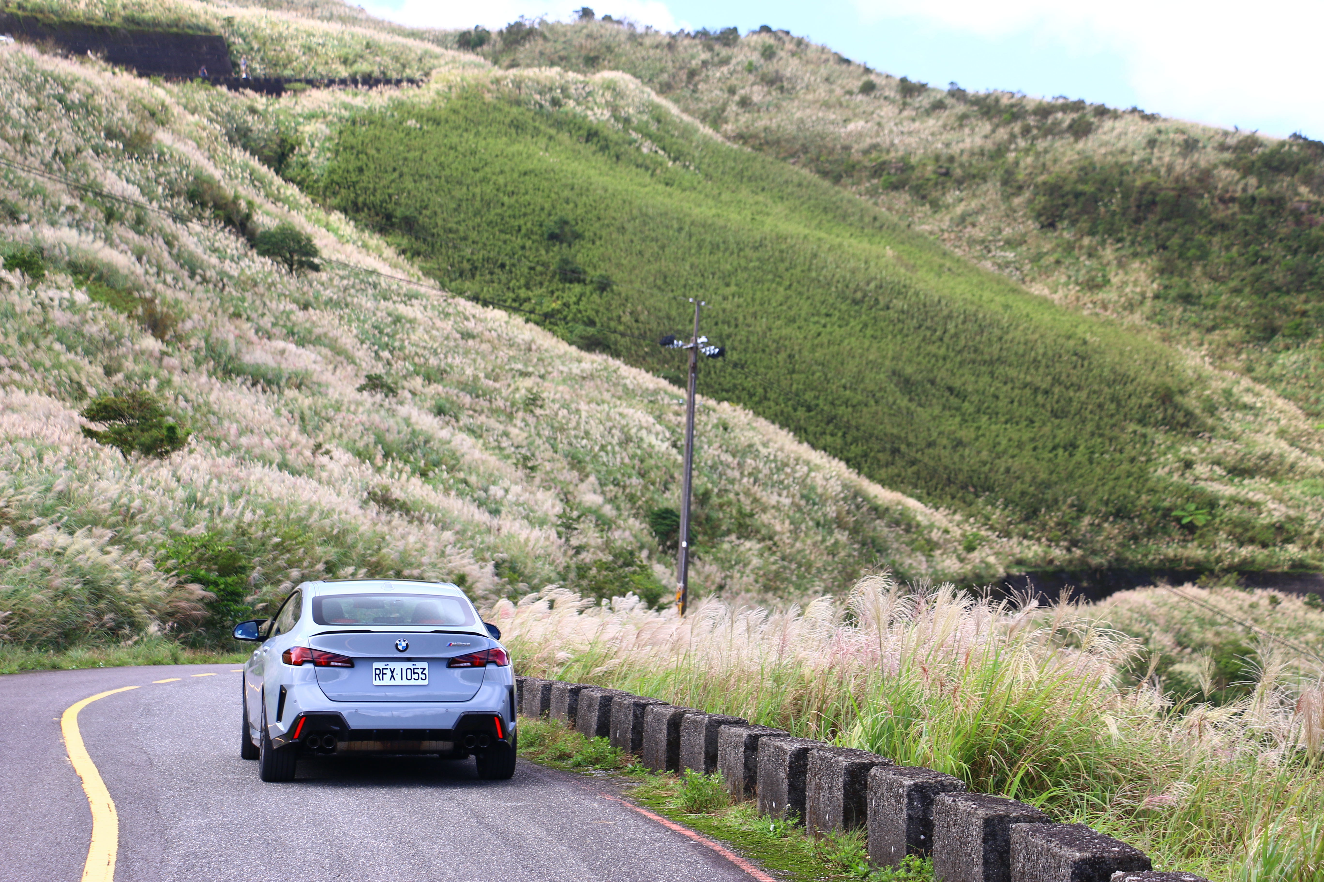 xDrive系統在一般狀況下偏向前軸，但在彎道中會迅速分配動力至後軸，因此你仍能在轉向中感受到車尾那股輕微而自然的推力協助。