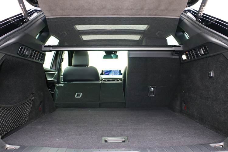 《行李廂570公升空間靈活，座椅可折疊，瞬間提升至1,726公升，CX-60 將日常生活的便利性和舒適性完美結合。》