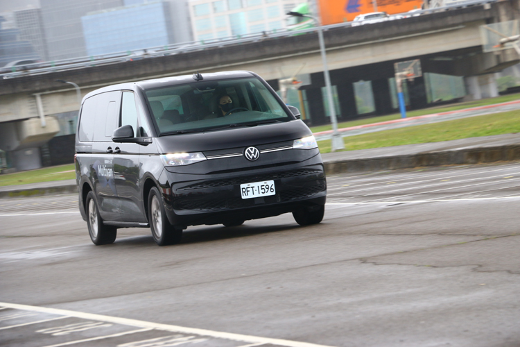 在動力配置方面，Multivan TDI採用高效率柴油動力系統，不僅具備充沛的扭力輸出，更兼顧長途行駛所需的燃油經濟性。