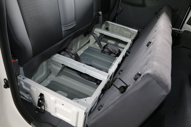 後座的座墊底下還有容量相當大的置物空間可以使用。