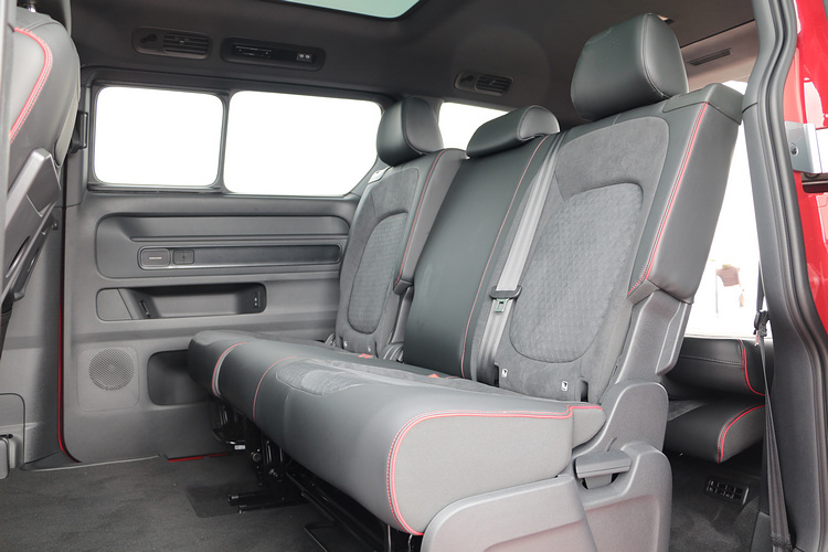 3,239mm 超長軸距的優勢下,第二排與第三排乘客均擁有相同的乘坐舒適性。